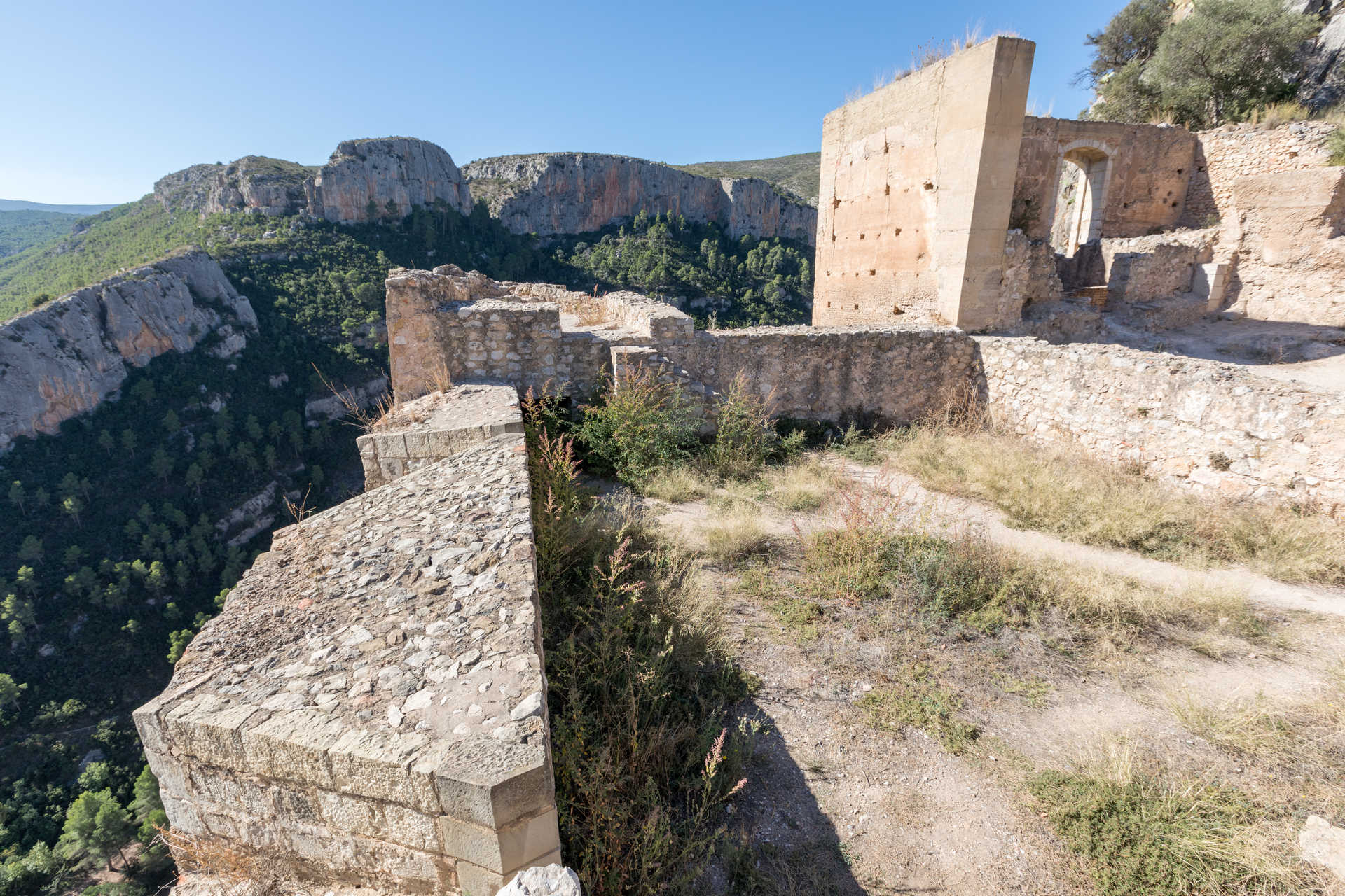 Chulilla castle above the Turia canyon