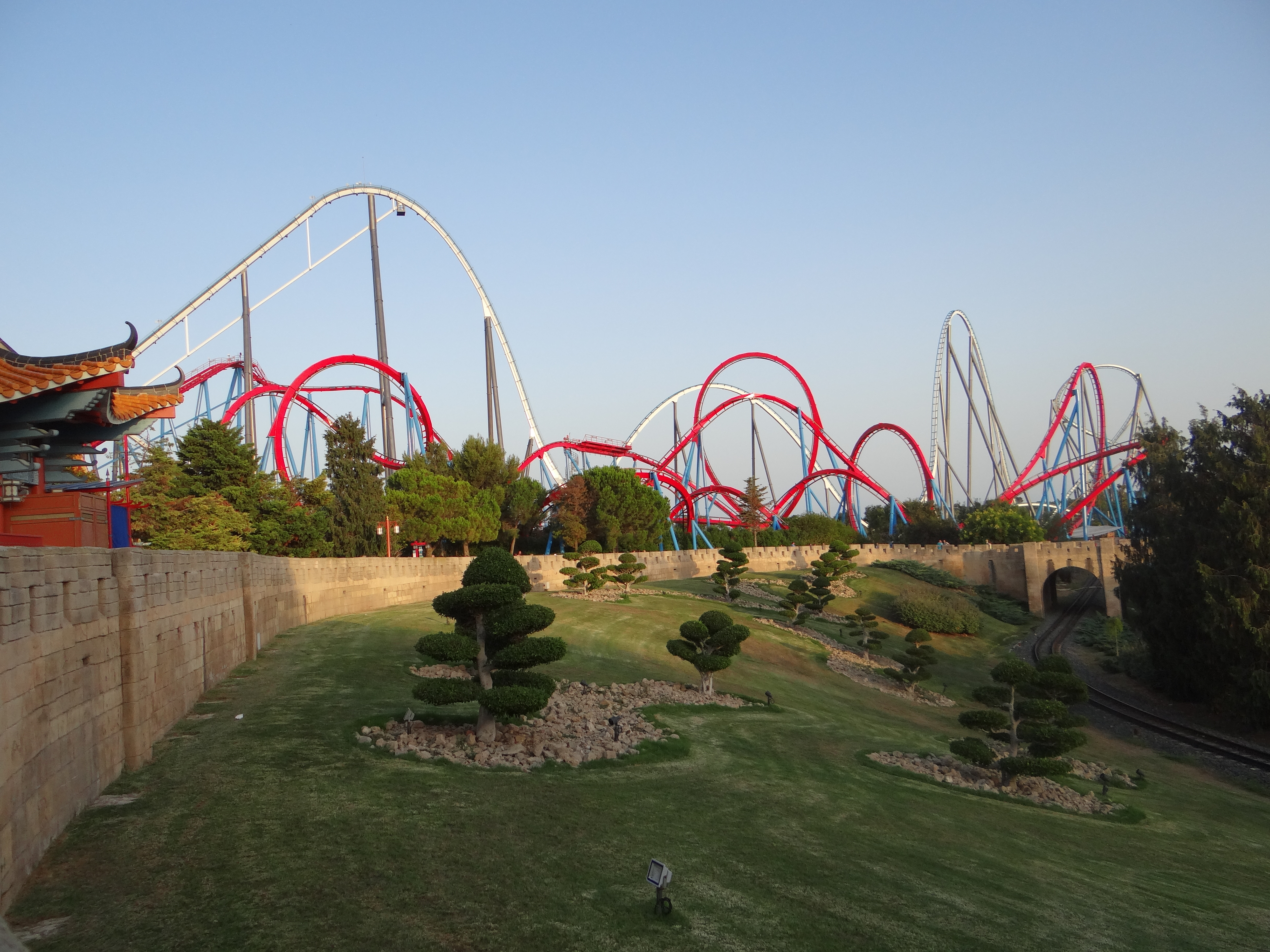 Dragon Khan and Shambhala roller coasters