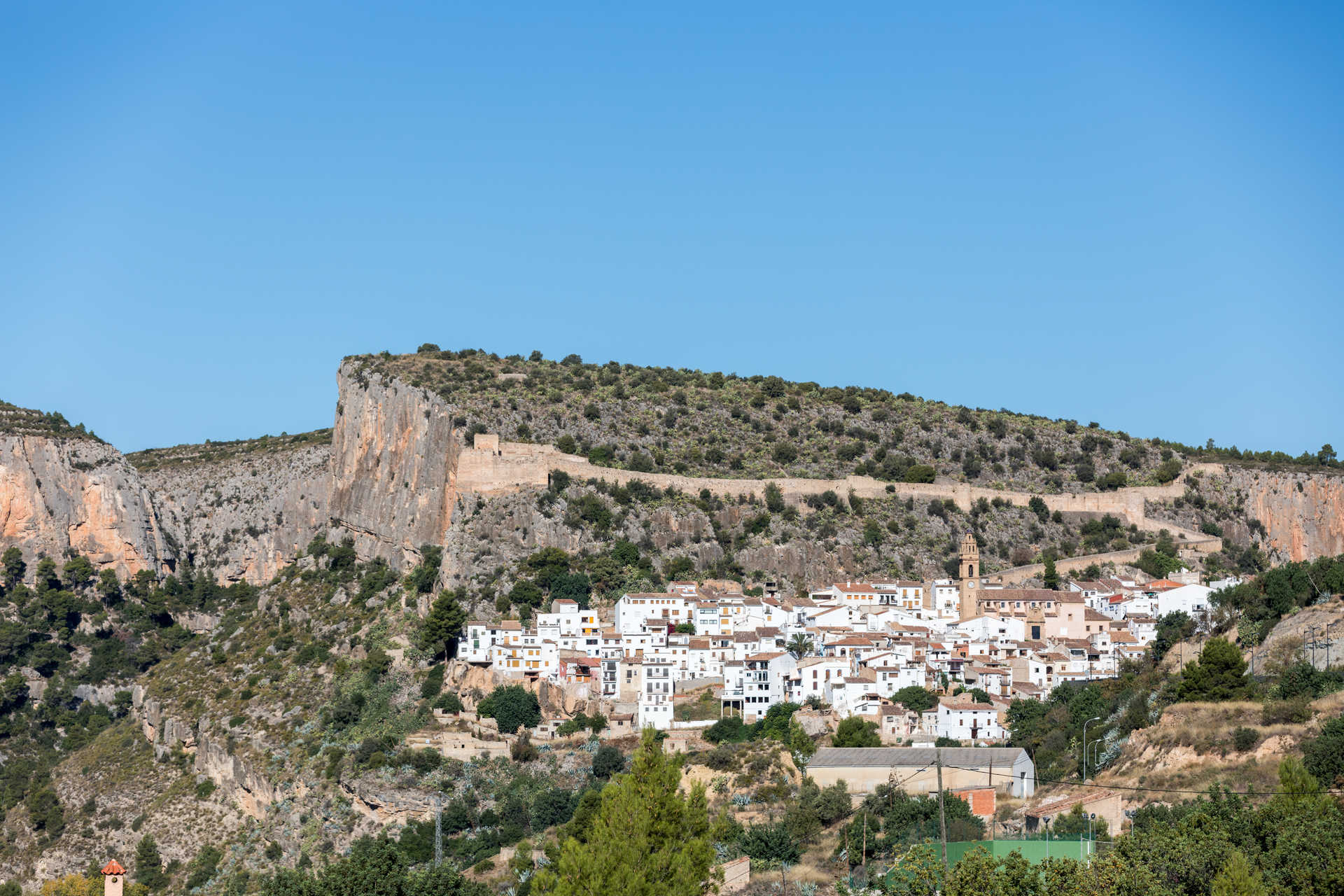 Chulilla castle above the Turia canyon